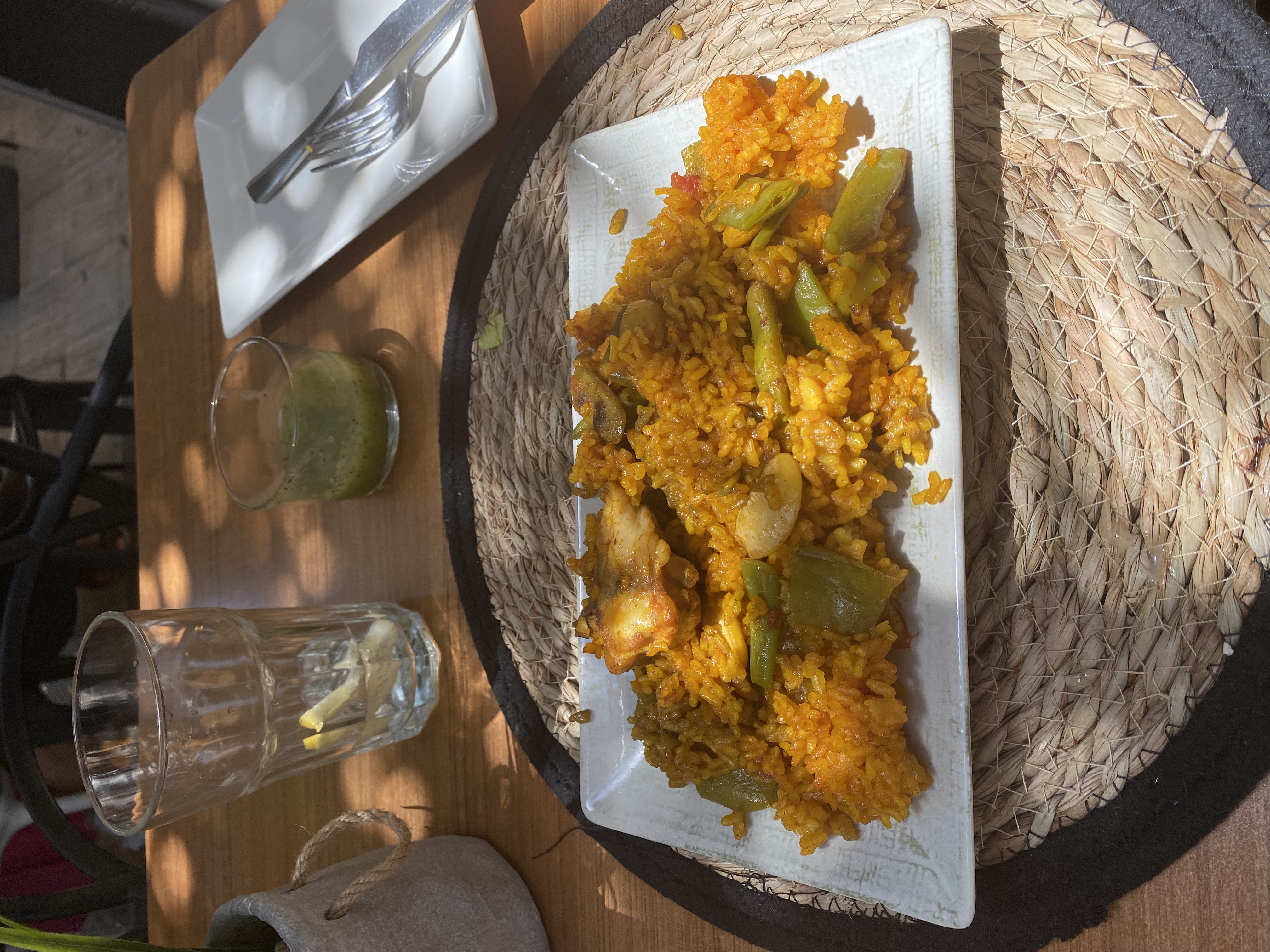 Paella de pollo con habas